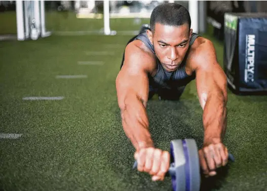  ?? Elizabeth Conley photos / Houston Chronicle ?? Fox 26 anchor Jonathan Martin does more core exercises in one session than most people likely do in a year.