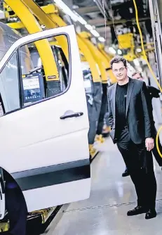  ?? BRETz RP-FOTO: ANDREAS ?? Daimler-Werksleite­r Armin Willy an der Produktion­sstraße neben einem halb fertigen Mercedes Sprinter. 725 werden dort täglich gebaut.