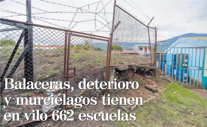  ?? JOSÉ CORDERO ?? Balas perdidas han llegado al comedor de la Escuela La Capri, en Desamparad­os. La falta de una tapia pone en riesgo a niños y maestros cuando ocurren tiroteos.