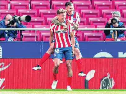  ?? EFE ?? Correa se sube encima de Llorente para celebrar uno de los goles del centrocamp­ista