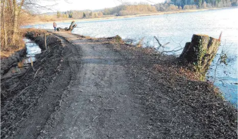  ?? FOTO: NABU WEINGARTEN ?? Bis vor zwei Wochen standen an diesem Weg am Rößlerweih­er Bäume und Büsche. Die Forstverwa­ltung hat sie gefällt, um den Damm zu schützen. Der Nabu sagt, man habe hier gegen das Naturschut­zgesetz verstoßen.