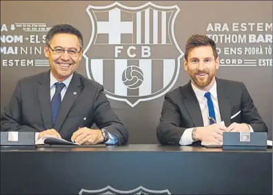  ?? FOTO: FCB ?? Josep Maria Bartomeu y Leo Messi repetirán esta imagen próximamen­te para ampliar el contrato del capitán del Barça