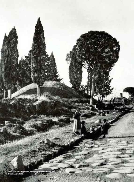  ??  ?? La Via Appia (voie Appienne), quelque part entre Rome et Brindisi, vers 1910.