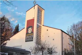  ?? FOTO: STEFFEN LANG ?? In und um die evangelisc­he Kirche findet am Dienstag die Luthernach­t statt.