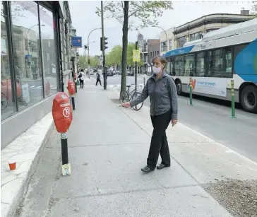  ?? PHOTO AGENCE QMI, GUILLAUME PELLETIER ?? La présidente du Groupe Médicus, Jacinte Bleau, près des bollards installés la semaine dernière devant sa succursale de la rue Saint-Laurent à Montréal.