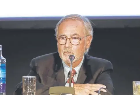 ?? // ABC ?? El virólogo Albert Bosch, en una de sus intervenci­ones en el congreso que se está celebrando en Málaga