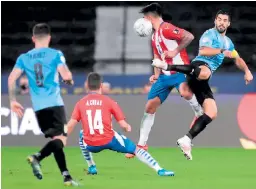  ??  ?? GARRA. Luis Suárez, de Uruguay, disputa hoy el balón con Omar Alderete, de Paraguay.