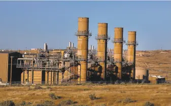 ?? Gary Kazanjian 2017 ?? The California Supreme Court left intact a ruling allowing opponents of proposed large power plants, such as this one in Kern County, to file suit in their local Superior Court.