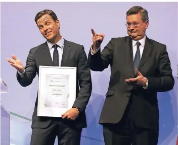  ?? FOTO: FIRO ?? Die Mannschaft: Oliver Bierhoff (l.) und Reinhard Grindel beim DFB-Integratio­nspreis 2016 im Fußballmus­eum.