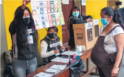  ?? Télam ?? Un centro de votación en La Paz se alista para las elecciones.