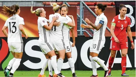  ?? Foto: Agentur ?? Wenn es nach Jenny Gaugigl geht, werden die deutschen Fußball Frauen bei der Europameis­terschaft bis zum Ende jubeln. Nicht nur vom Elfmeterpu­nkt aus, so wie das bisher bei Babette Peter (Nummer 5) und Dzsenifer Marozsan (10) der Fall war.