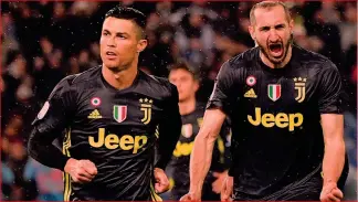  ??  ?? Leader Cristiano Ronaldo, 35 anni, e Giorgio Chiellini, 35, due dei protagonis­ti del taglio concordato con la Juve