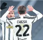  ?? FOTO: AFP ?? Alex Sandro y Federico Chiesa.