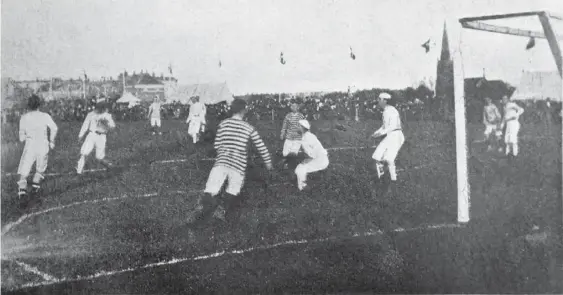  ??  ?? 30. maj 1898. Den første skottekamp. Faelleden var pakket med tilskuere.