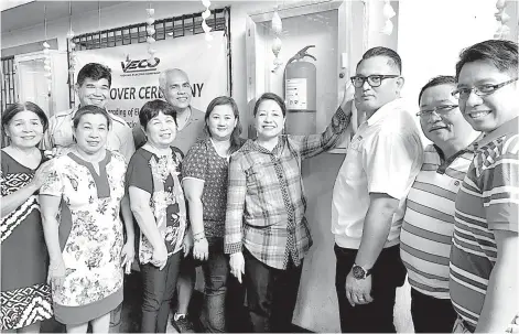  ?? (TAMPO) ?? MGA OPISYAL. Si Consolacio­n Municipal Mayor Teresa P. Alegado (ikaupat gikan sa tuo) ug Visayan Electric Company (Veco) Reputation Enhancemen­t Department Manager Eric G. Ching (ikatulo gikan sa tuo) nangulo sa turnover ceremony sa pag-ayo sa electrical...