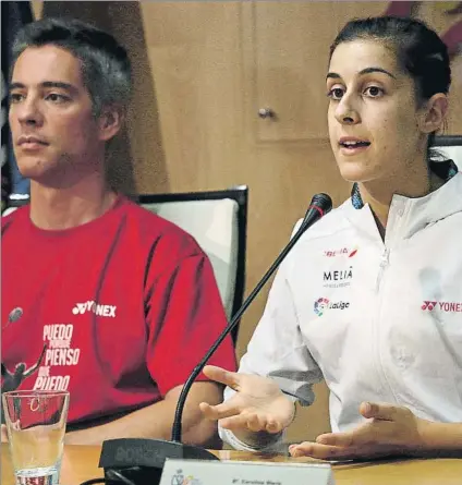  ?? FOTO: EFE ?? Carolina Marín, junto a su entrenador Fernando Rivas ayer en el CSD, antes de partir hacia Glasgow para disputar el Mundial