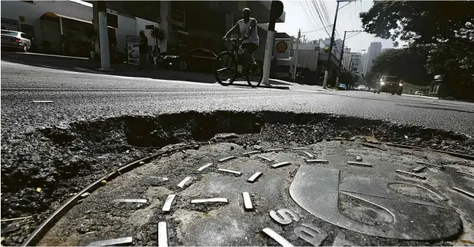  ?? Fotos Danilo Verpa/Folhapress ?? Bueiro desnivelad­o na avenida Braz Leme, na zona norte de São Paulo, que chegou a ser visitada pelo ex-prefeito João Doria (PSDB)