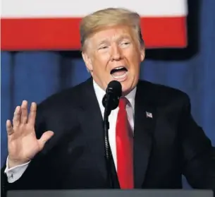  ??  ?? &gt; El presidente Trump dice que Barr es un hombre estupendo.