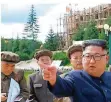  ?? FOTO: AP/KCNA ?? Nordkoreas Machthaber Kim Jong Un schaute sich die Baustellen in der Stadt Samjiyon genau an.