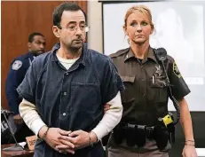  ??  ?? Larry Nassar wird in Handschell­en in den Gerichtssa­al geführt.
Foto: dpa