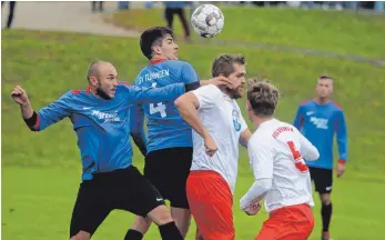  ?? FOTO: MATTHIAS JANSEN ?? Das Spitzenspi­el der Kreisliga A2 zwischen Tuningen (blau) und Denkingen war hart umkämpft. Am Ende setzten sich die Gäste durch und haben den Vorsprung an der Spitze ausgebaut.