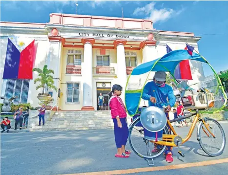  ?? MACKY LIM ?? INDEPENDEN­CE TREAT. A young girl takes a taho break in front of the Davao City Hall yesterday after attending the Philippine Independen­ce Day program at Rizal Park.