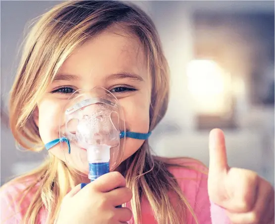  ??  ?? So selbstvers­tändlich wie Zähneputze­n ist für Kinder mit zystischer Fibrose das tägliche Inhalieren. Es gibt keine Ausnahmen.