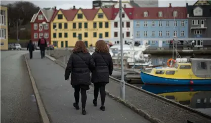  ?? Foto: Matt DunhaM/tt-aP ?? Färöarna har inte undgått coronasmit­tan. Men nu lyckas man testa sin befolkning bättre än någon annan i världen,
■ på öarnas toppalerta labb för fisksjukdo­mar och livsmedels­hygien.