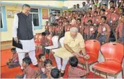  ??  ?? Prime Minister Narendra Modi meets schoolstud­ents at Dantewada along with CM Raman Singh. PTI PHOTO