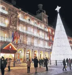  ??  ?? ► El árbol navideño instalado en la Plaza Mayor, en Madrid, el pasado 2 de diciembre.