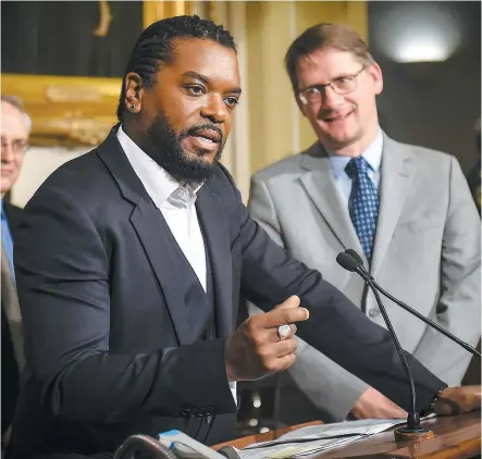  ?? PHOTO SIMON CLARK ?? L’humoriste Anthony Kavanagh a livré un témoignage émouvant hier lors d’un point de presse à l’assemblée nationale en compagnie du député du Parti québécois Sylvain Gaudreault.