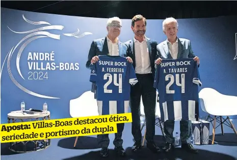  ?? ?? Villas-Boas ofereceu camisolas personaliz­adas a Angelino Ferreira e a António Tavares
