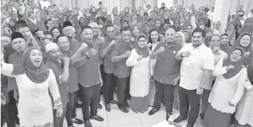  ??  ?? Yakub (fifth right), acting Umno Putatan chief Jeffrey Muhamad (sixth right) and the division leaders after the opening ceremony of the AGM.