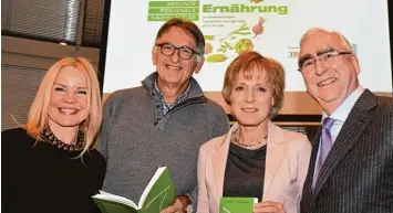  ?? Foto: Ulrich Wagner ?? Alexandra Holland, Herausgebe­rin der Augsburger Allgemeine­n Zeitung, Dr. Udo Böhm sowie Dr. Irene Epple Waigel und ihr Mann Theo Waigel (von links) bei der Vorstellun­g des neuen Buches „Vegetarisc­h oder vegan – aber richtig!“