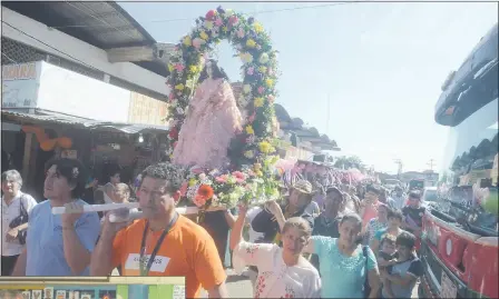  ??  ?? Permisiona­rios inician la procesión en honor de la Virgen del Rosario, patrona del Mercado de Abasto. A su protección encomienda­n sus tareas.