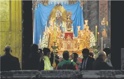  ?? // VALERIO MERINO ?? La Inmaculada parte para la Catedral con el fondo de los cultos realizados por el Santo Sepulcro