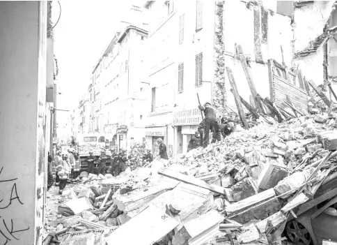  ?? — AFP photo ?? Firemen working and removing rubble at the site where two buildings collapsed in Marseille, southern France.