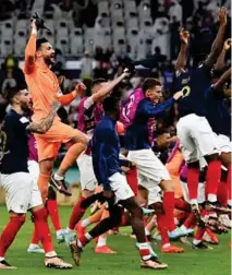  ?? EFE ?? Los jugadores franceses celebran la clasificac­ión.