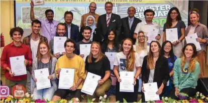  ??  ?? Dr Noor Aieni dan Pascal H Grègoire bersama-sama pelajar Tropimundo pada majlis penutup Program Pengajian Master Erasmus Mundus.