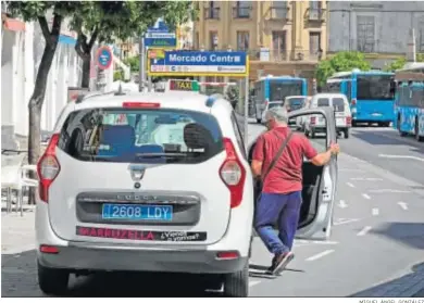  ?? MIGUEL ÁNGEL GONZÁLEZ ?? Imagen captada ayer de la nueva parada de taxis de la plaza Esteve. El peligro es evidente.