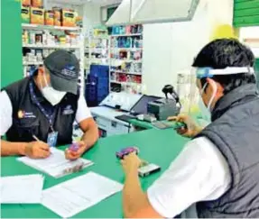  ??  ?? OPERATIVO. Personal del Arcsa realiza operativos de control en farmacias.