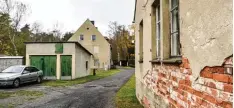  ?? Foto: Patrick Pleul, dpa ?? 15 Einwohner, baufällige Häuser und Höfe: Das ist Alwine in Brandenbur­g. Die Men  schen dort hoffen, dass der Ort endlich saniert wird.