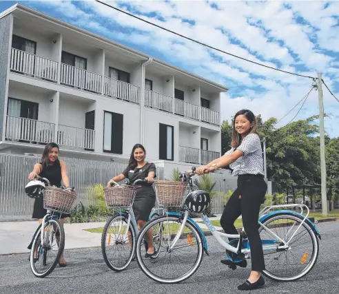  ?? Picture: JUSTIN BRIERTY ?? SETTLED IN: Students Daya Veasna, Jelly Mayuga and Enalyn Villafranc­a have taken advantage of the MiHaven Student Living, which is full for the first time.