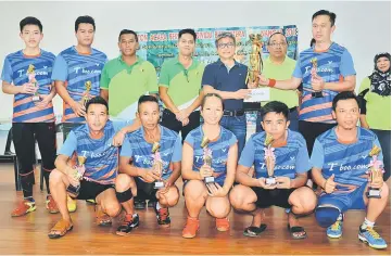  ??  ?? Dr Annuar (third right, back row) presents prizes after the Nangka Constituen­cy bumiputera badminton competitio­n while Jimmy (second right, back row) and winners look on.