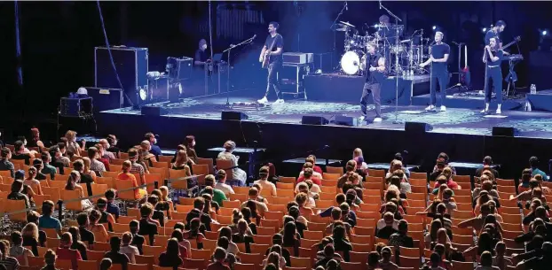  ?? FOTO: SEAN GALLUP / GETTY IMAGES ?? Die typische Pop-Konzert-Atmosphäre sieht anders aus: Teilnehmer sitzen mit Abstand in der Arena Leipzig.