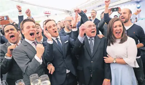  ?? FOTOS (3): DPA/PRIVAT ?? Feiern den Wahlsieg: Armin Laschets Vater Heinz (2. v. r.) und seine Kinder Julius (2. v. l.), Johannes (3. v. l.) und Eva gestern Abend in Düsseldorf.