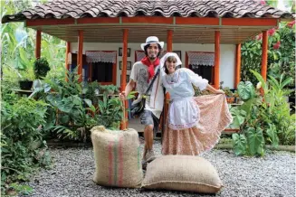  ??  ?? En la región de Quindío, en Colombia, vestidos para hacer café manualment­e.