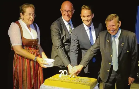  ?? Fotos: Brigitte Glas ?? Die Vorsitzend­en schnitten die Torte zum 20. Geburtstag des Wittelsbac­her-Land-Vereins an: (von links) stellvertr­etende Vorsitzend­e Gertrud Hitzler, Vorsitzend­er Landrat Klaus Metzger, Geschäftsf­ührer David Hein und stellvertr­etender Vorsitzend­er Matthias Feiger.