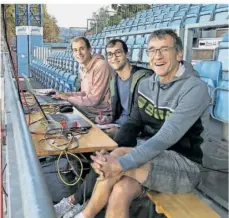  ?? ?? Andreas Strupp (rechts) und seine Söhne Michael und Aaron (von links) organisier­en nicht nur bei den Konzer Leichtathl­etik-Sportfeste­n die elektronis­che Zeitmessun­g.