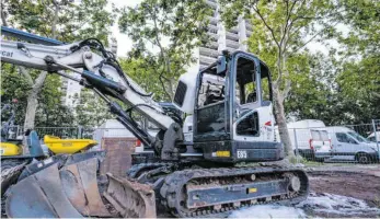  ?? FOTO: FRANK RUMPENHORS­T/DPA ?? Am Anfang brannte dieser Bagger – dann flogen Steine gegen Polizei und Feuerwehr. Etwa 50 Männer haben in Dietzenbac­h (Landkreis Offenbach) die Einsatzkrä­fte attackiert.